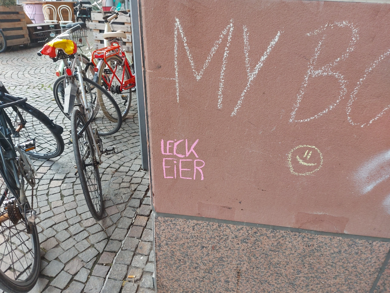 leck eier mit kreide auf eine wand?/pfähler?/whatever geschrieben